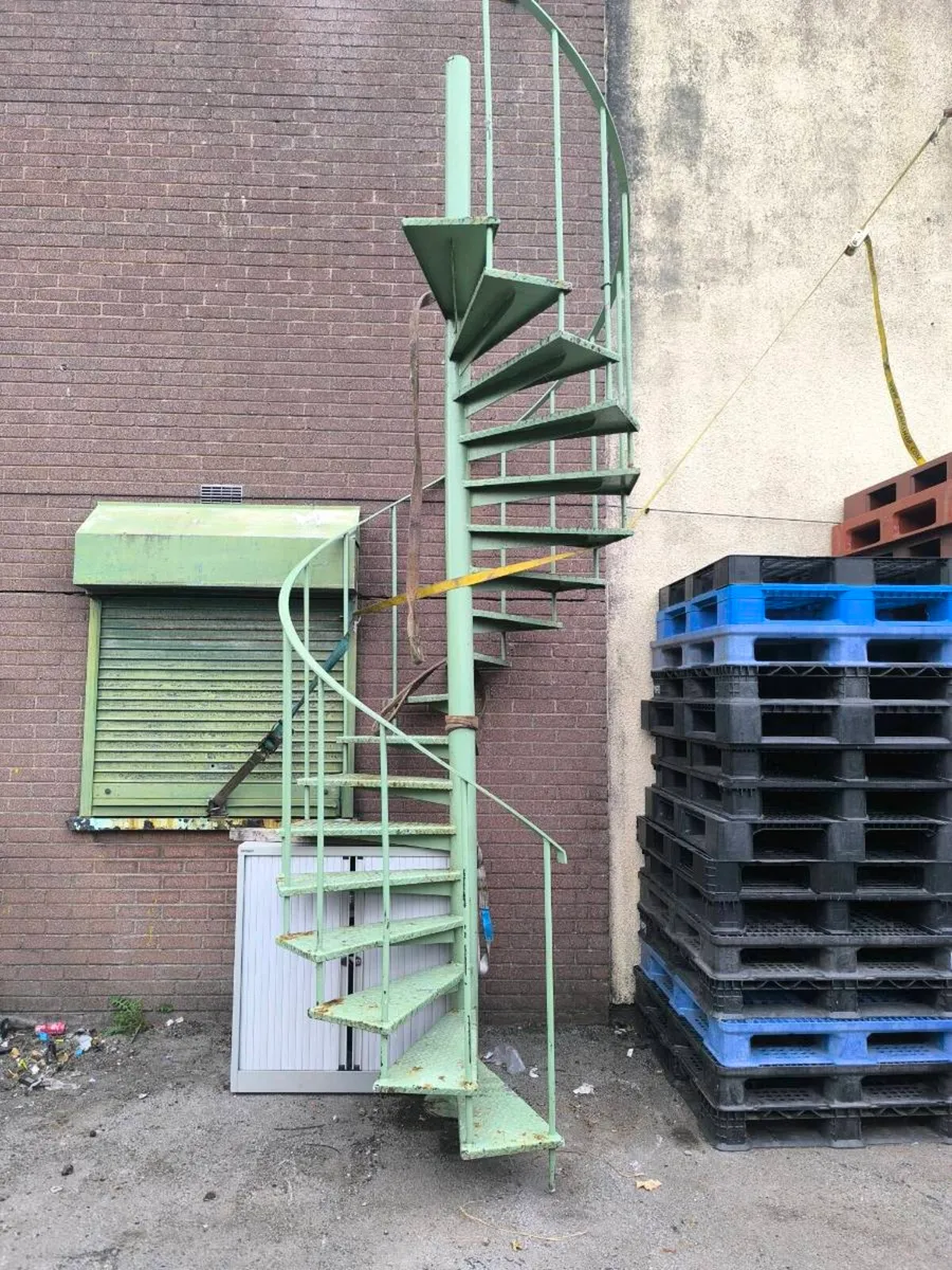 Heavy steel spiral staircase - Image 1