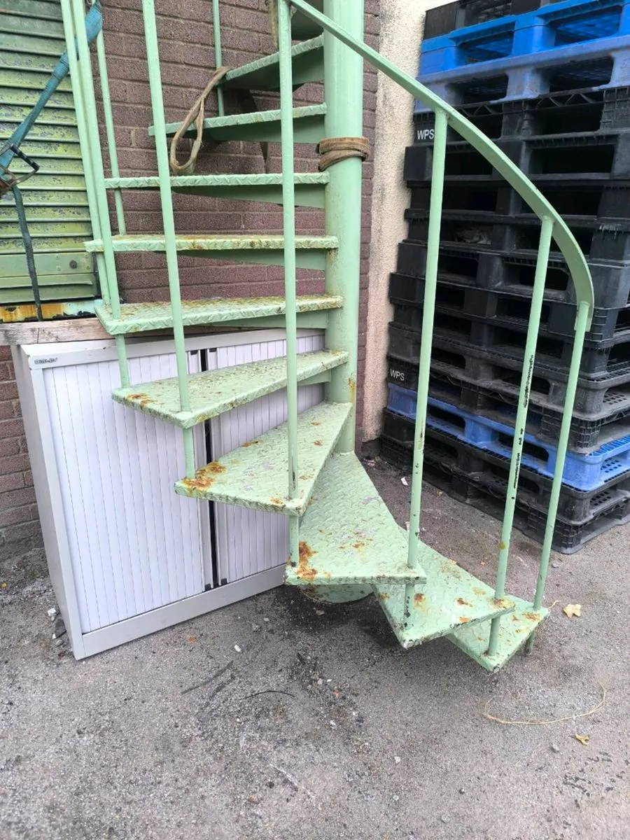 Heavy steel spiral staircase - Image 3