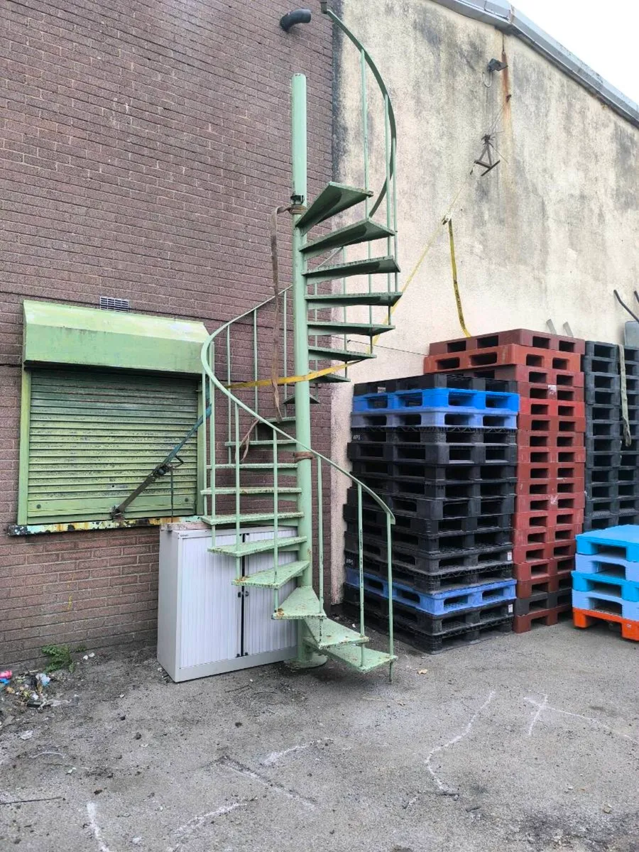 Heavy steel spiral staircase - Image 4
