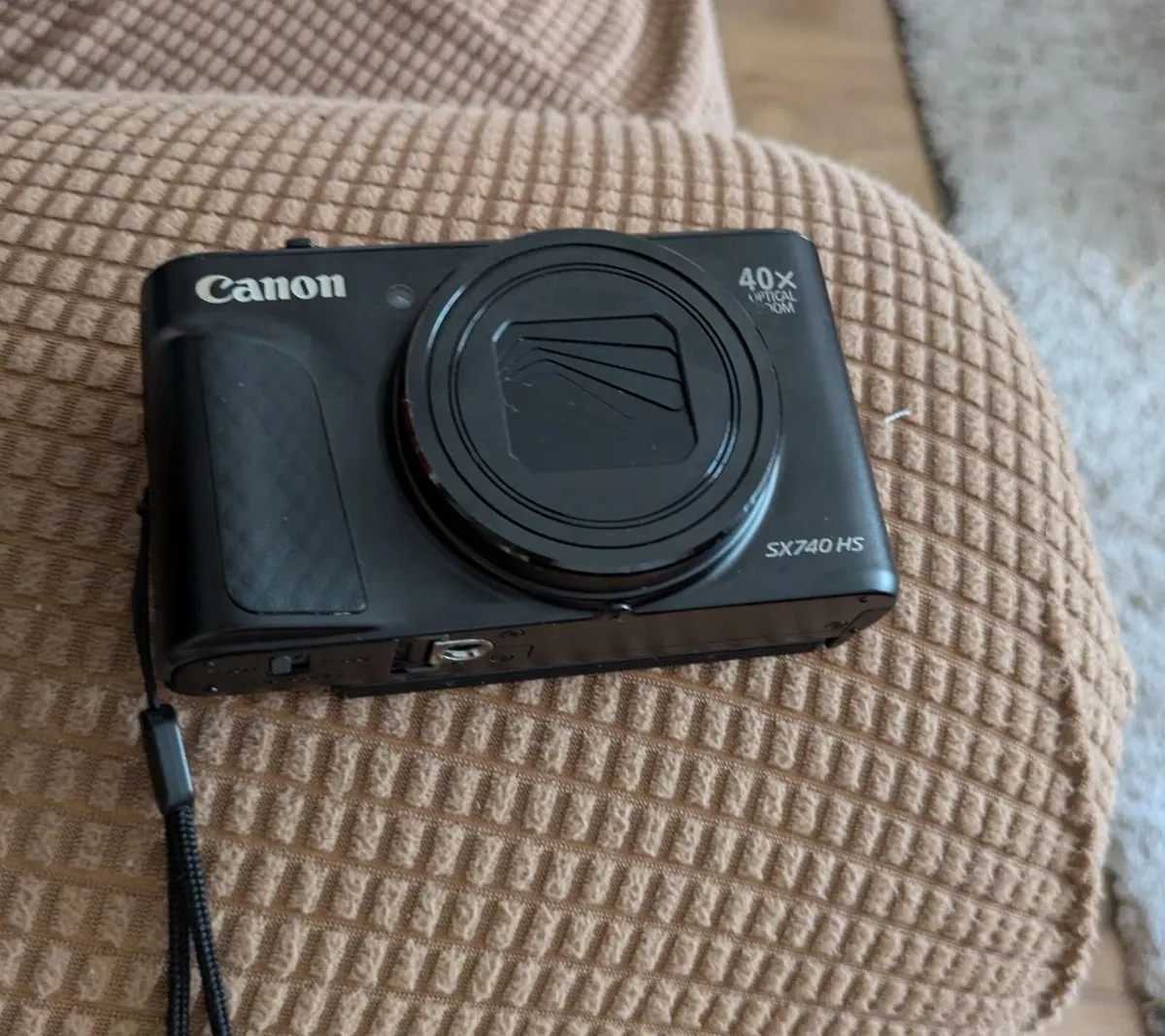 Canon PowerShot SX740 hs - Image 1