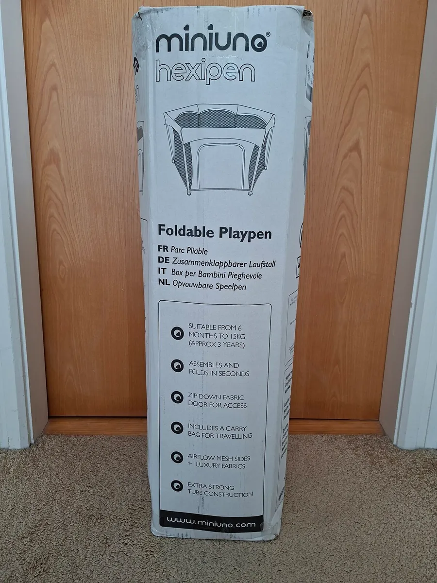 Foldable hexagonal playpen