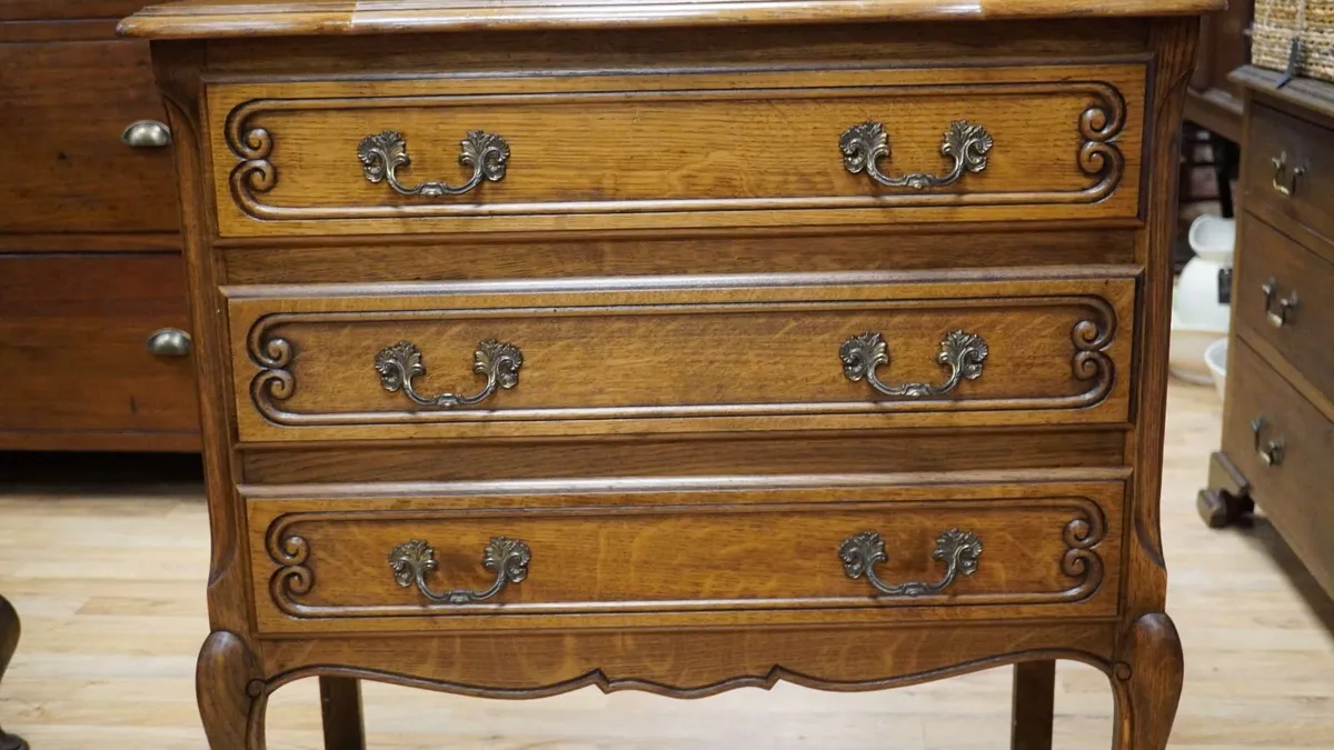 Vintage French Oak Chest of Drawers - Image 4