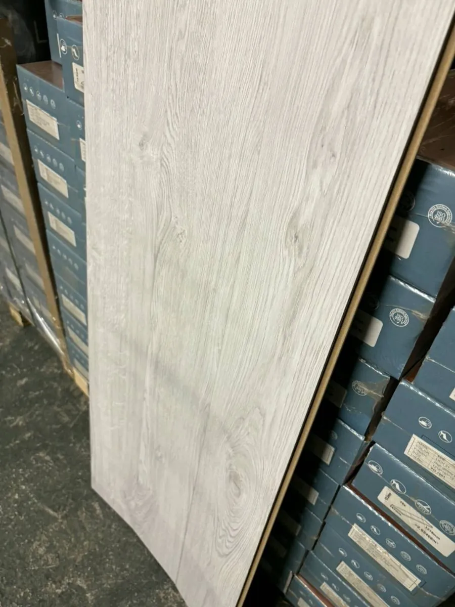 New laminate flooring 12mm high gloss - Image 1