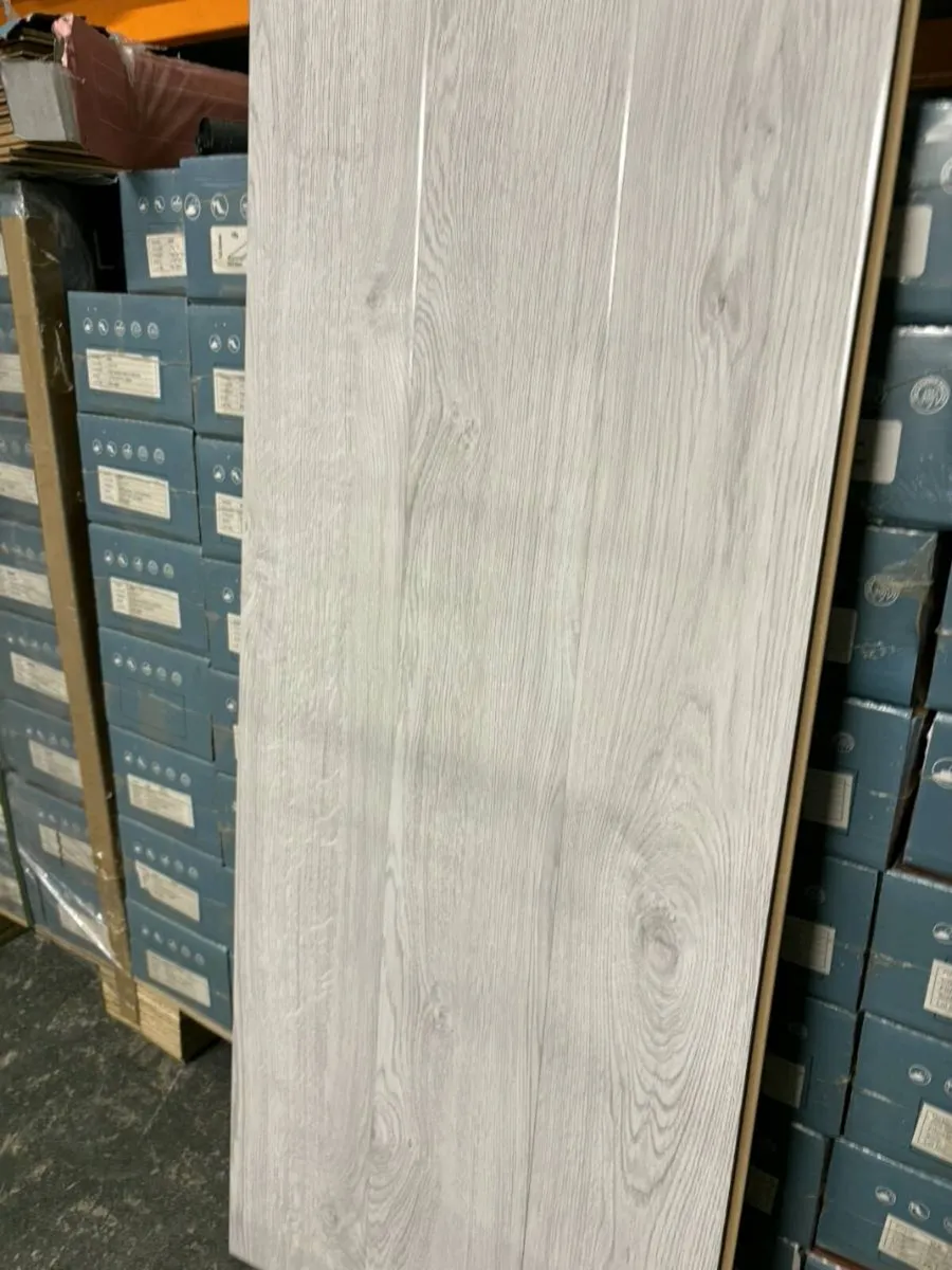 New laminate flooring 12mm high gloss - Image 2