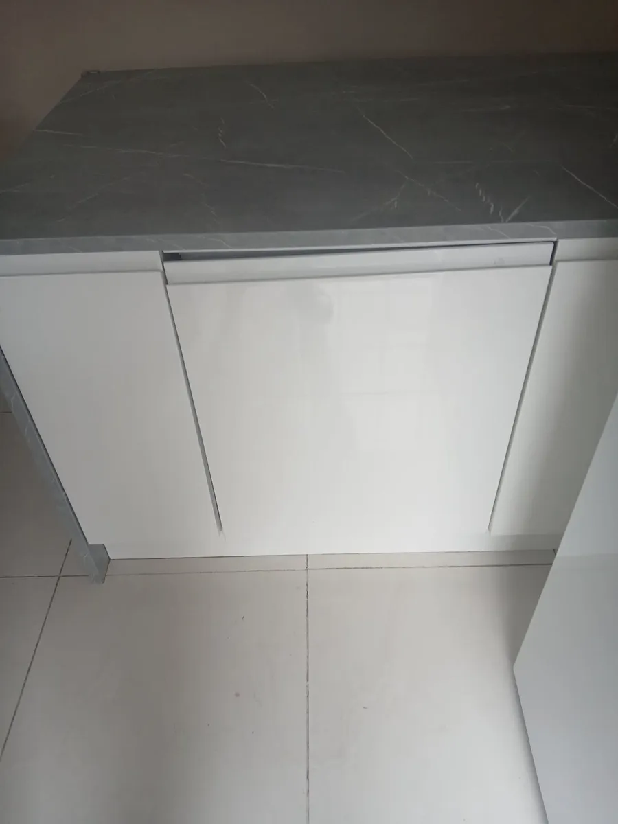 Breakfast bar with fridge and freezer - Image 2