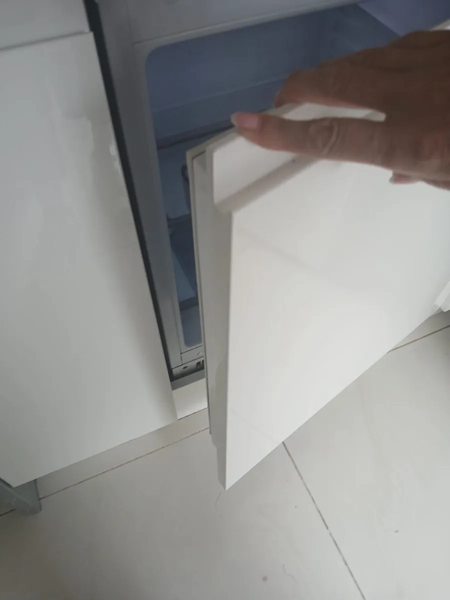 Breakfast bar with fridge and freezer - Image 3