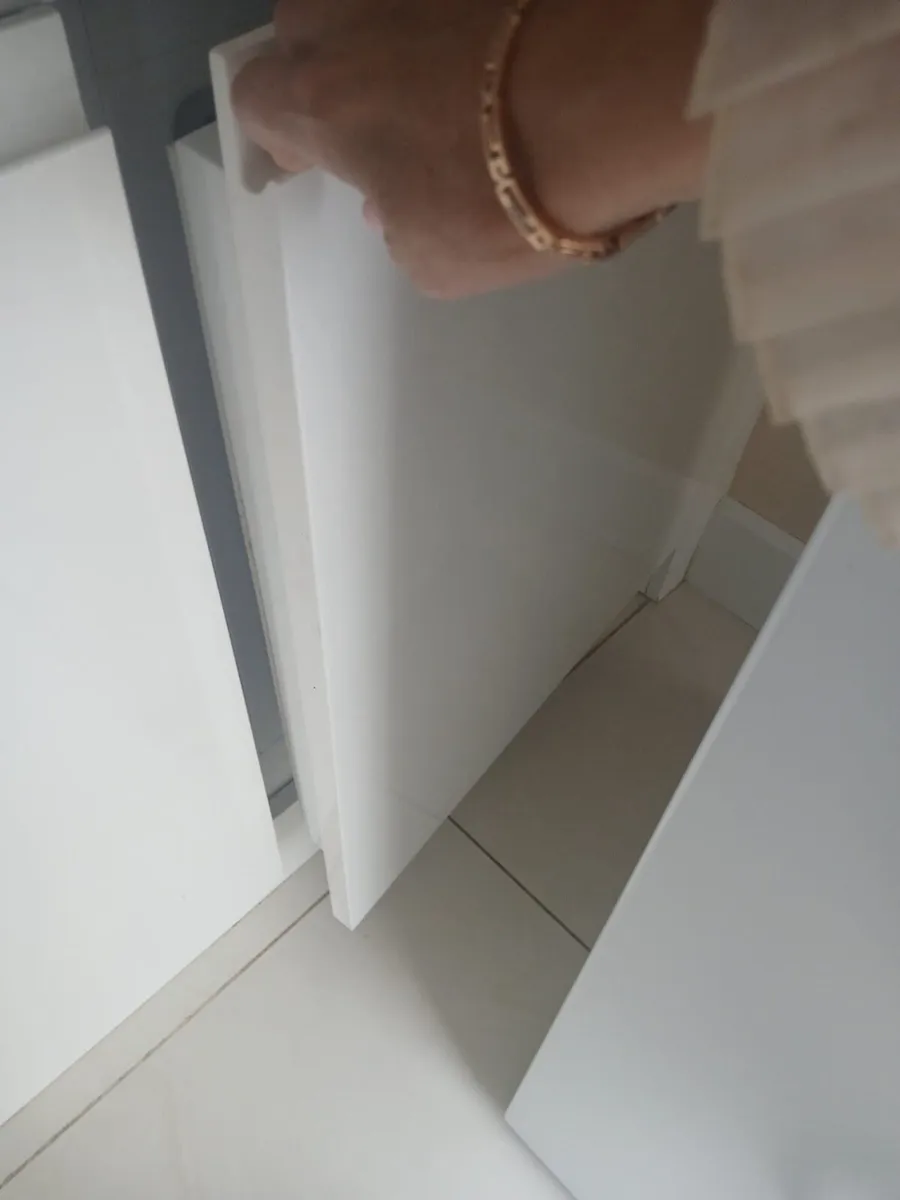 Breakfast bar with fridge and freezer - Image 4