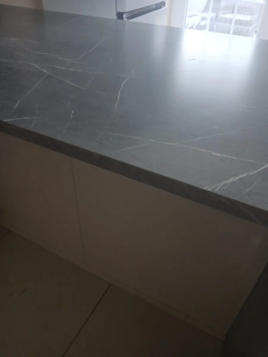 Breakfast bar with fridge and freezer - Image 1