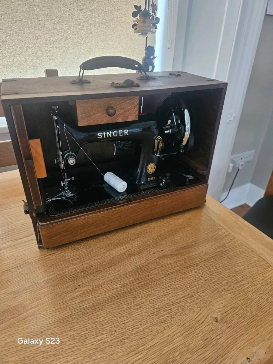 Sewing Machine Case and Base. - Image 3