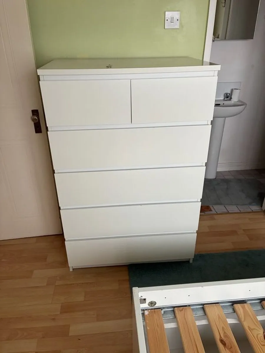 chest of drawers