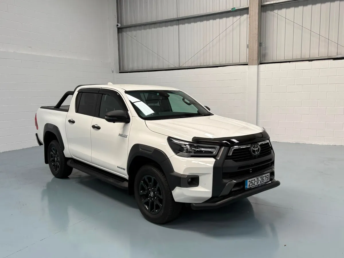 252 Toyota Hilux  InvincibleX 2.8 Auto - Image 2