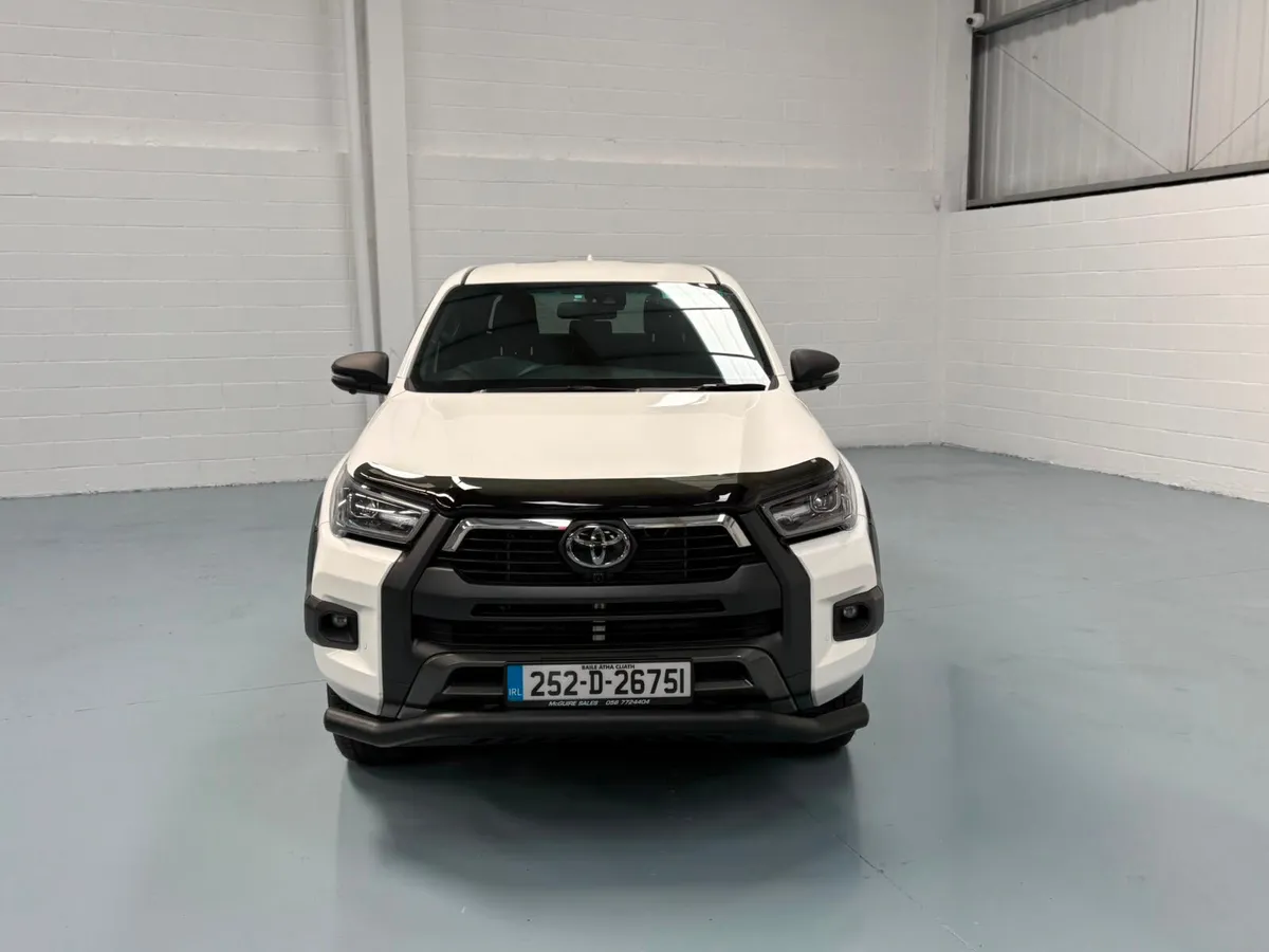 252 Toyota Hilux  InvincibleX 2.8 Auto - Image 3