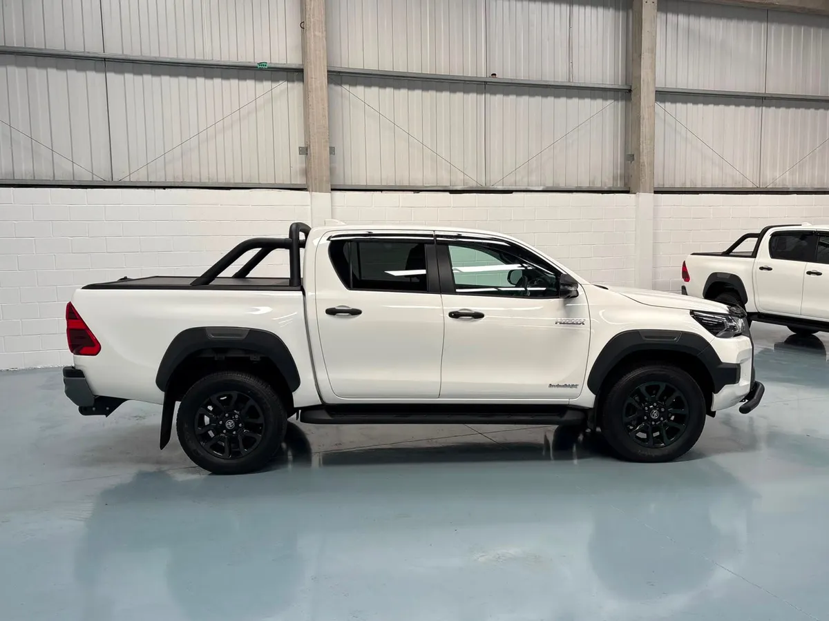 252 Toyota Hilux  InvincibleX 2.8 Auto - Image 4