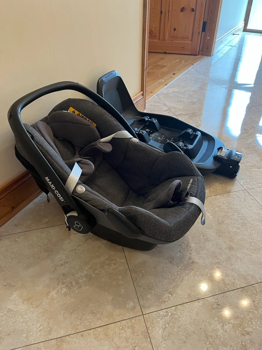 Maxi-Cosi Car Seat + ISOFIX Base - Image 1
