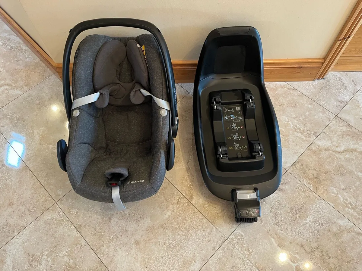 Maxi-Cosi Car Seat + ISOFIX Base - Image 2