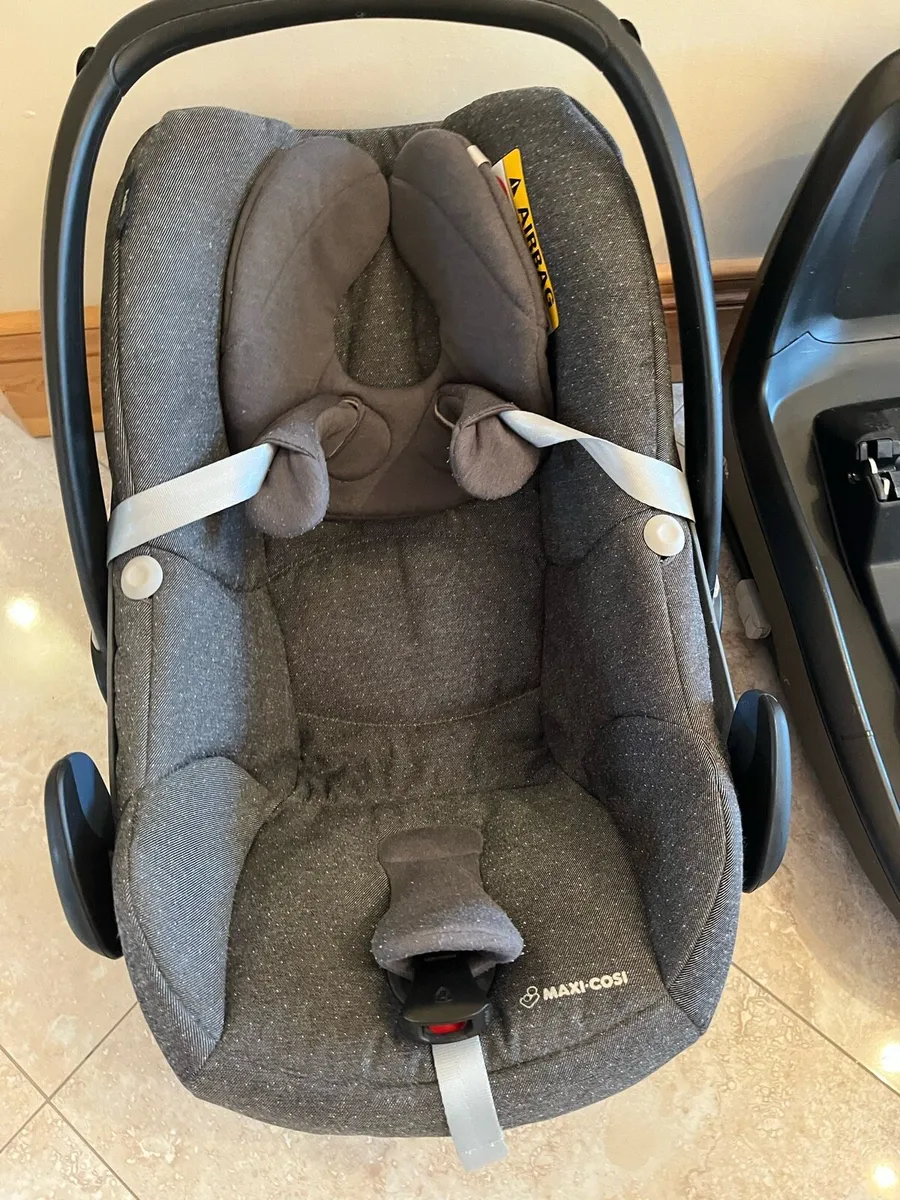 Maxi-Cosi Car Seat + ISOFIX Base - Image 3