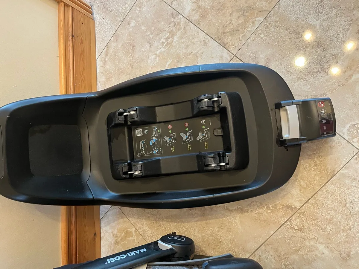 Maxi-Cosi Car Seat + ISOFIX Base - Image 4