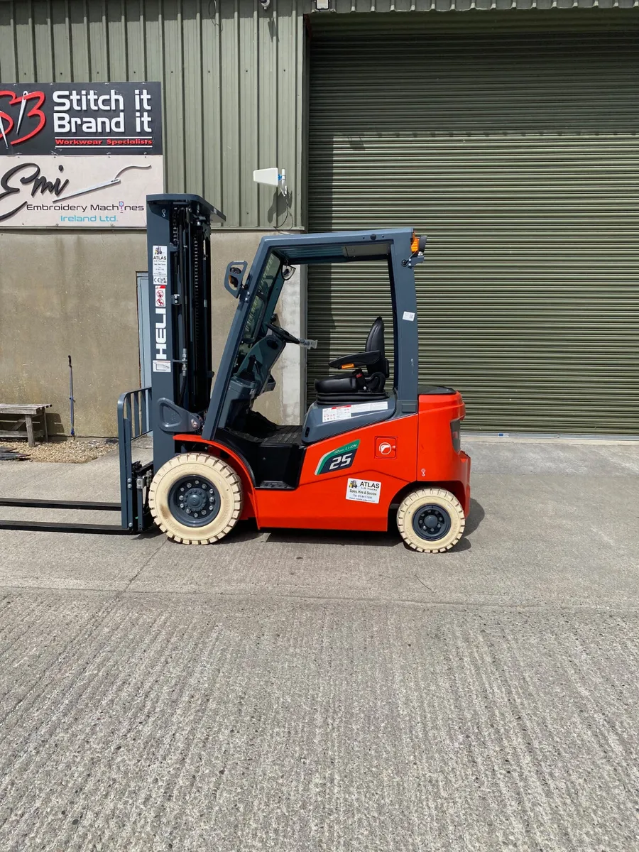 New Heli 2.5 ton electric forklift - Image 1