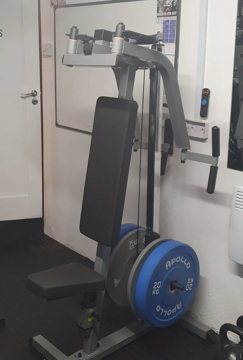 Bodysolid pec dec and reverse fly machine - Image 1