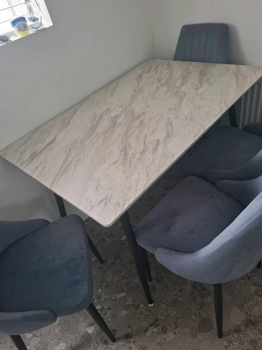 Kitchen table - Image 1