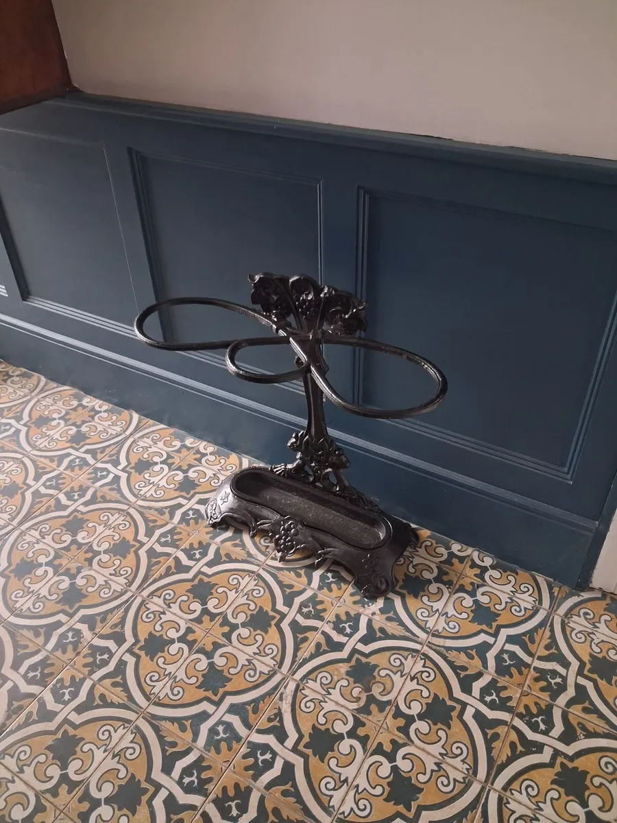 Victorian cast iron umberella stand - Image 4