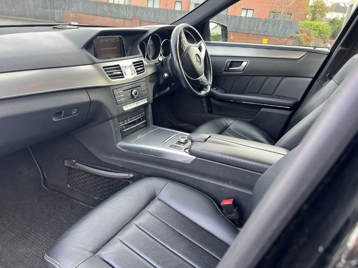 Mercedes 6 door Limousine E220 - Image 3