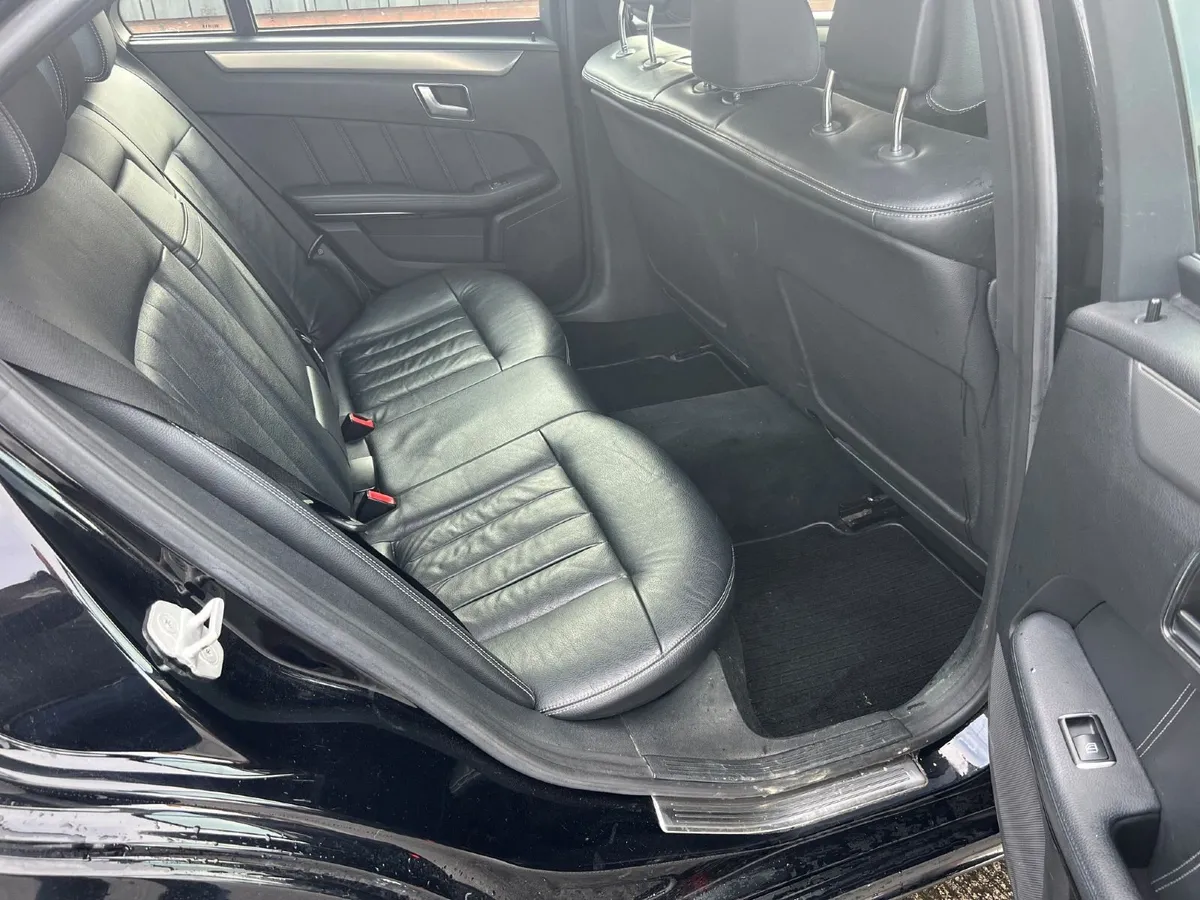 Mercedes 6 door Limousine E220 - Image 4