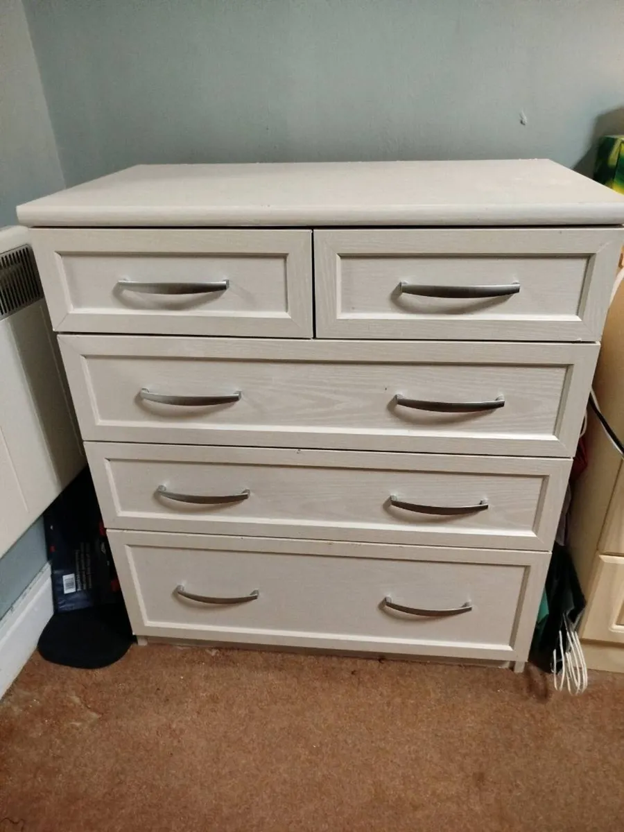 Chest of drawers