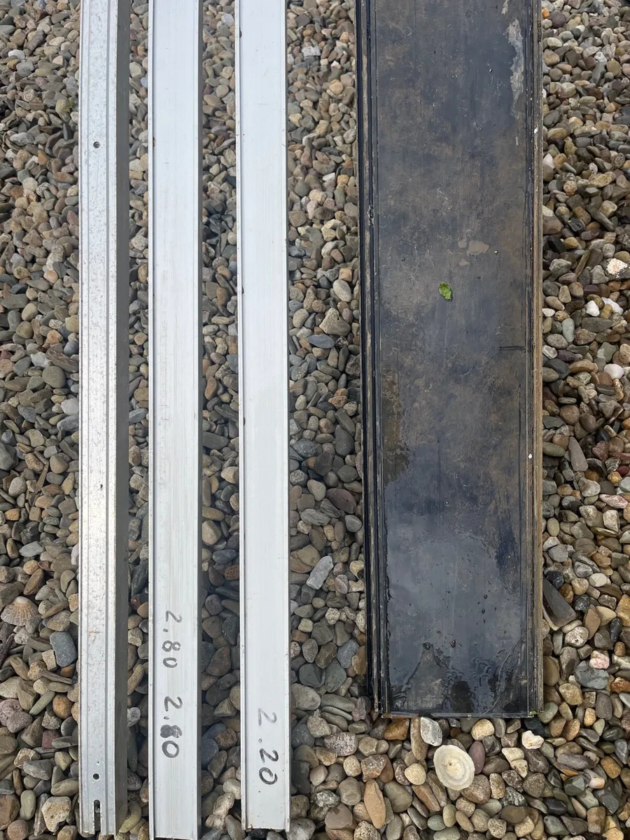 Four aluminum profiles - Image 1