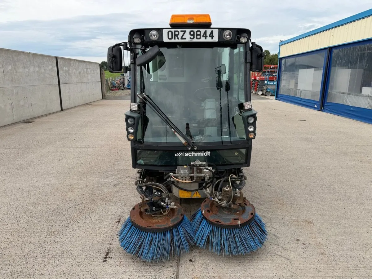 SCHMIDT COMPACT 200 5 TON ROAD LEGAL SWEEPER - Image 4