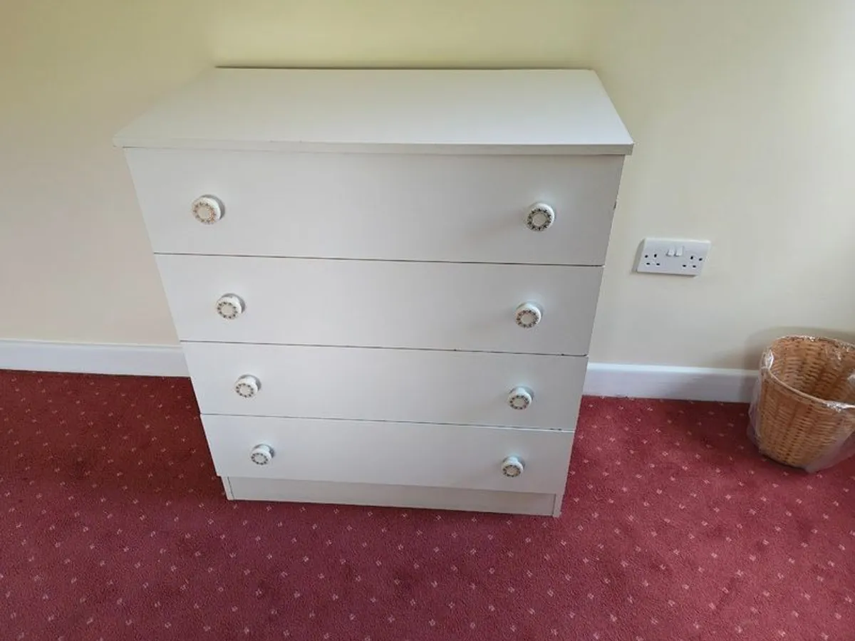 Lovely neat chest of drawers drawers - Image 1