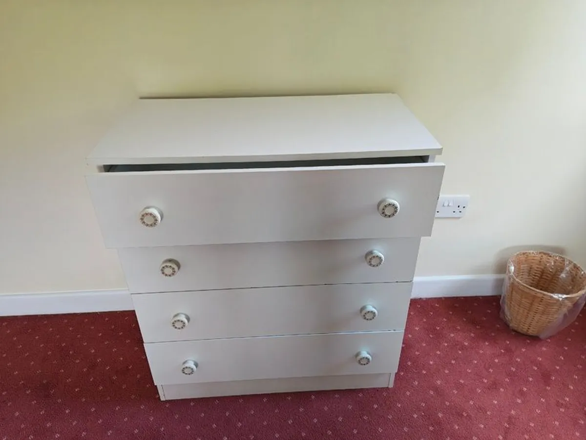 Lovely neat chest of drawers drawers - Image 2