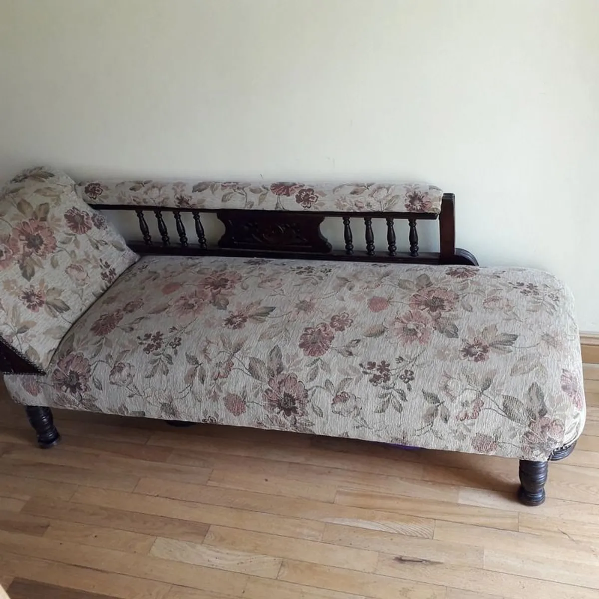 Victorian Settee Couch - Image 1