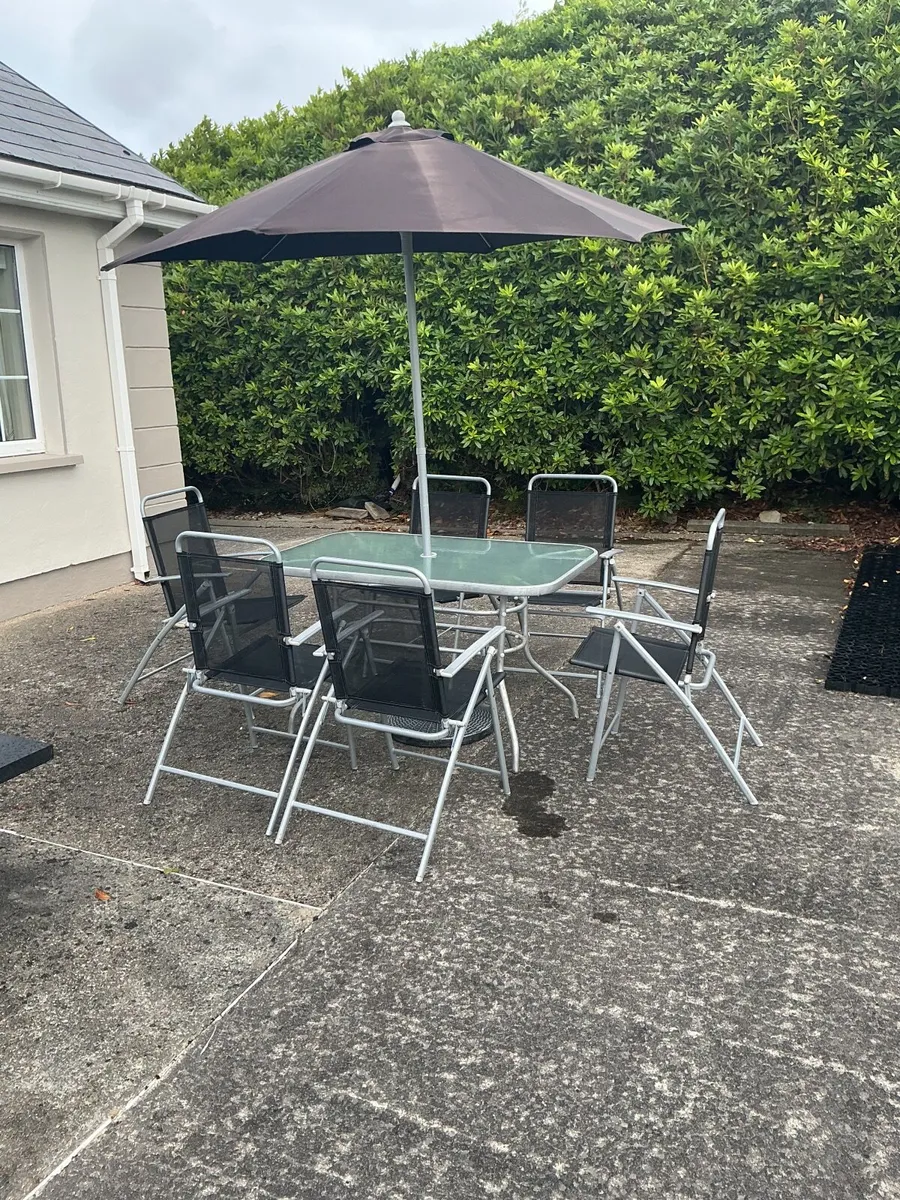 Patio table and 6 chairs - Image 1