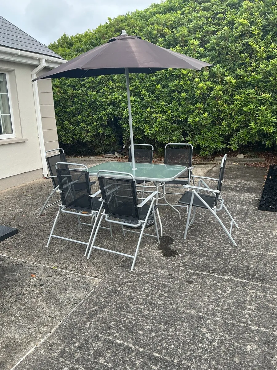 Patio table and 6 chairs - Image 3
