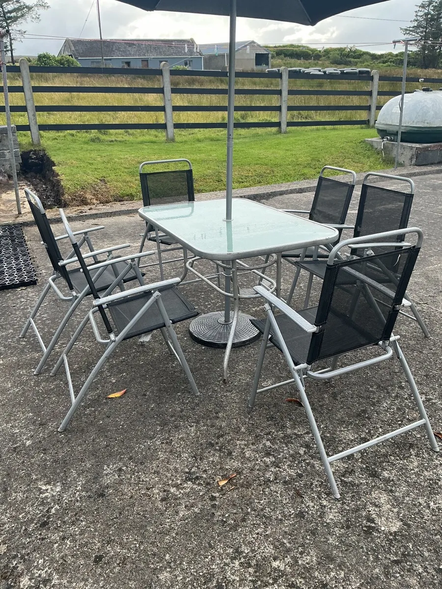 Patio table and 6 chairs - Image 4