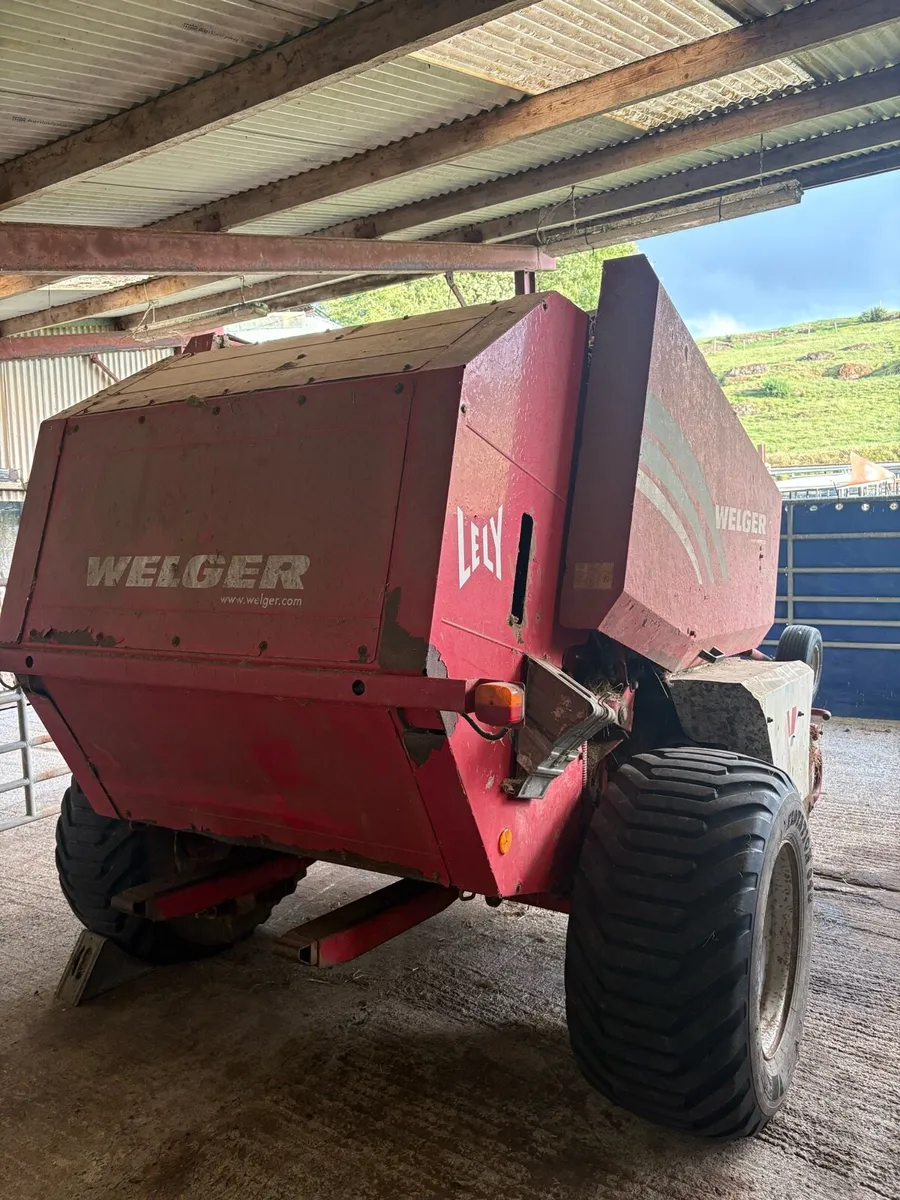 Welger baler and conor wrapper - Image 1