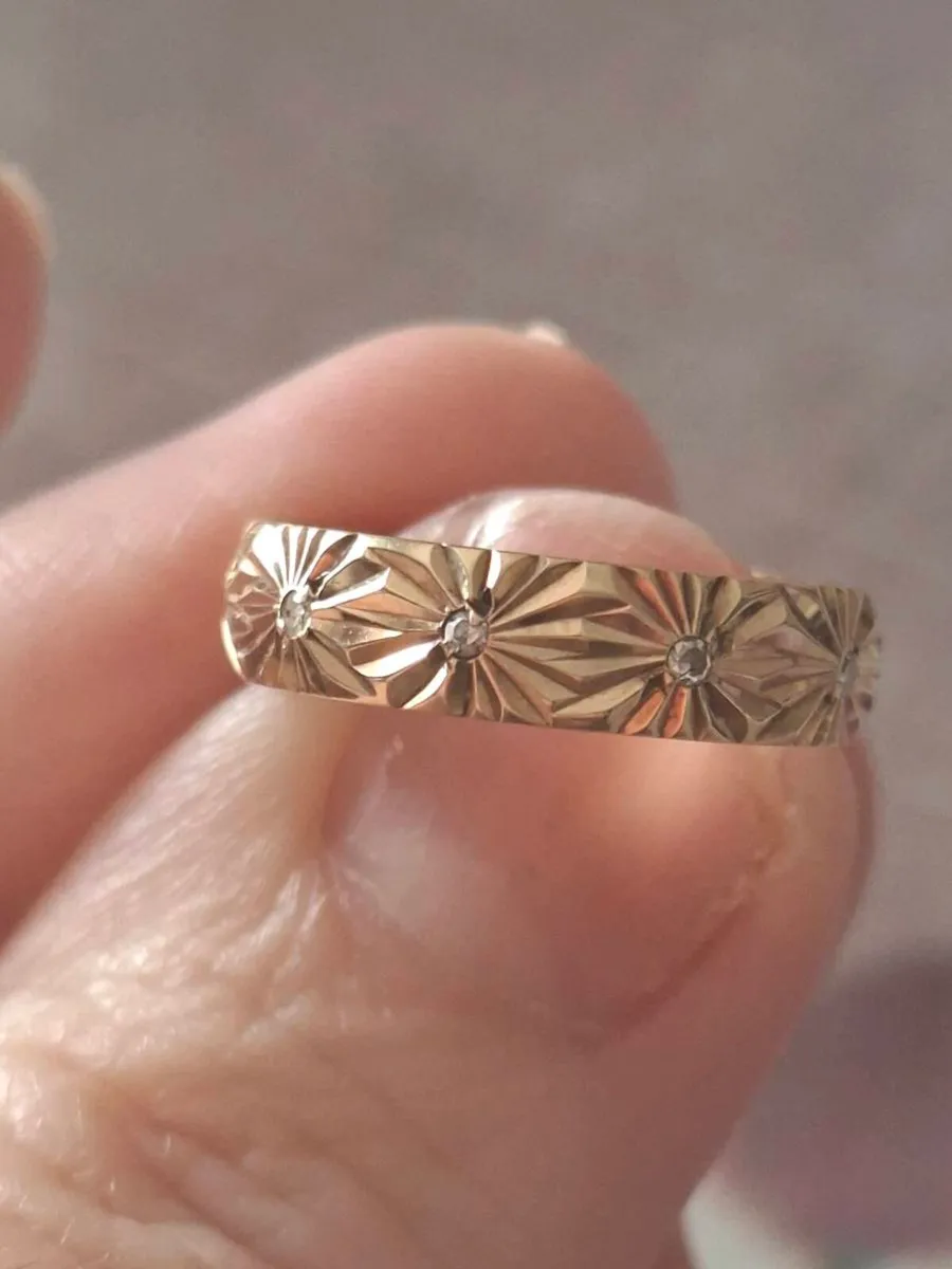 9ct yellow gold diamond vintage wedding ring - Image 1