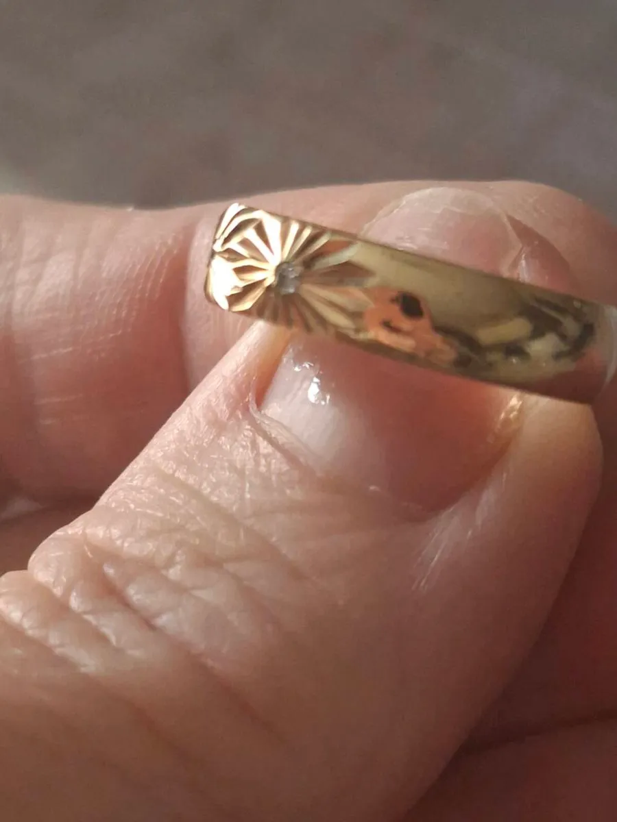 9ct yellow gold diamond vintage wedding ring - Image 2