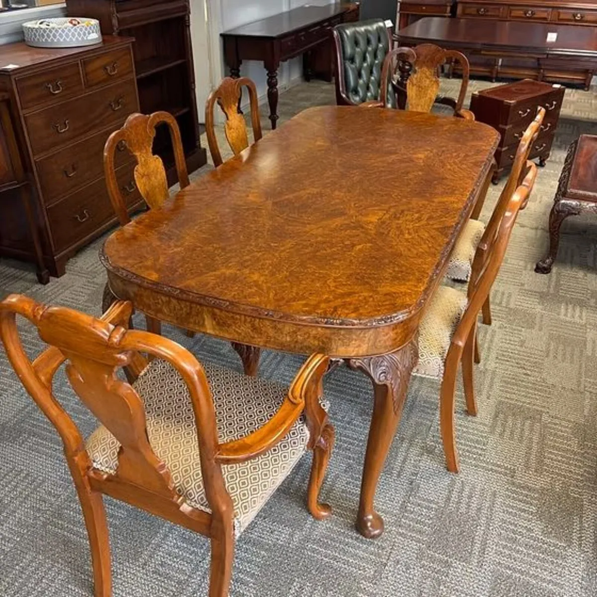 Beautiful walnut dining table & 6 high back chairs
