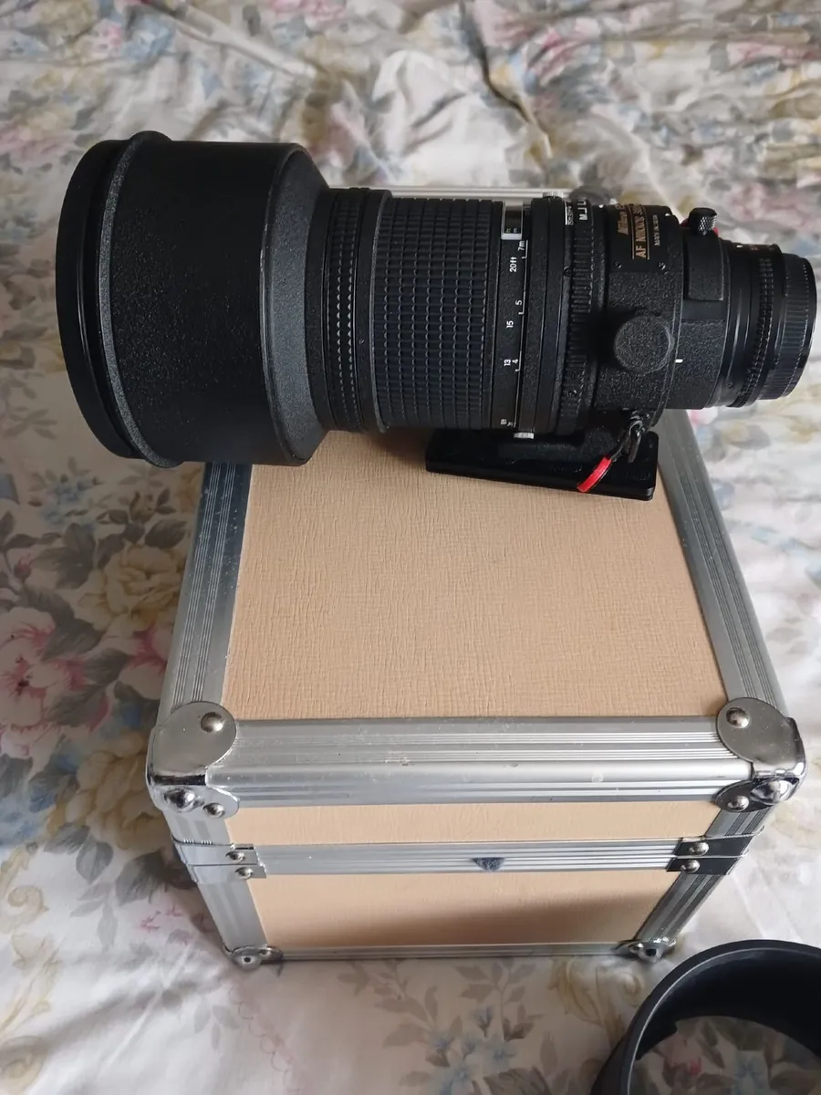 Nikon 300mm lens  and original case - Image 1