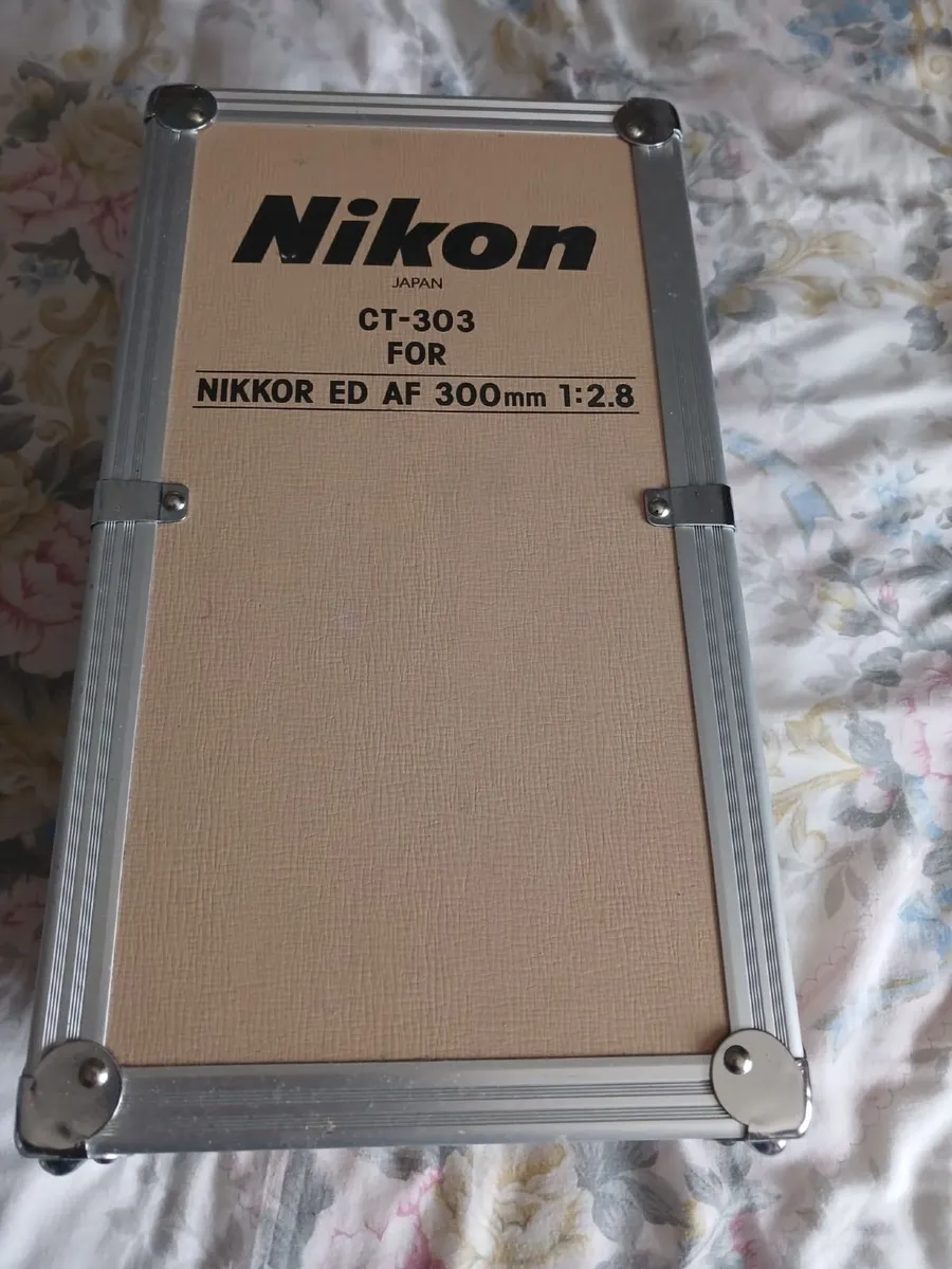 Nikon 300mm lens  and original case - Image 4