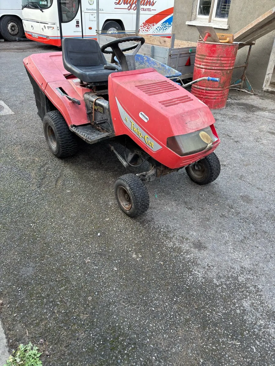 Ride on mower - Image 1