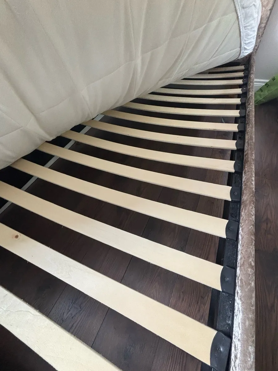 Crushed velvet single bed frame & mattress - Image 2