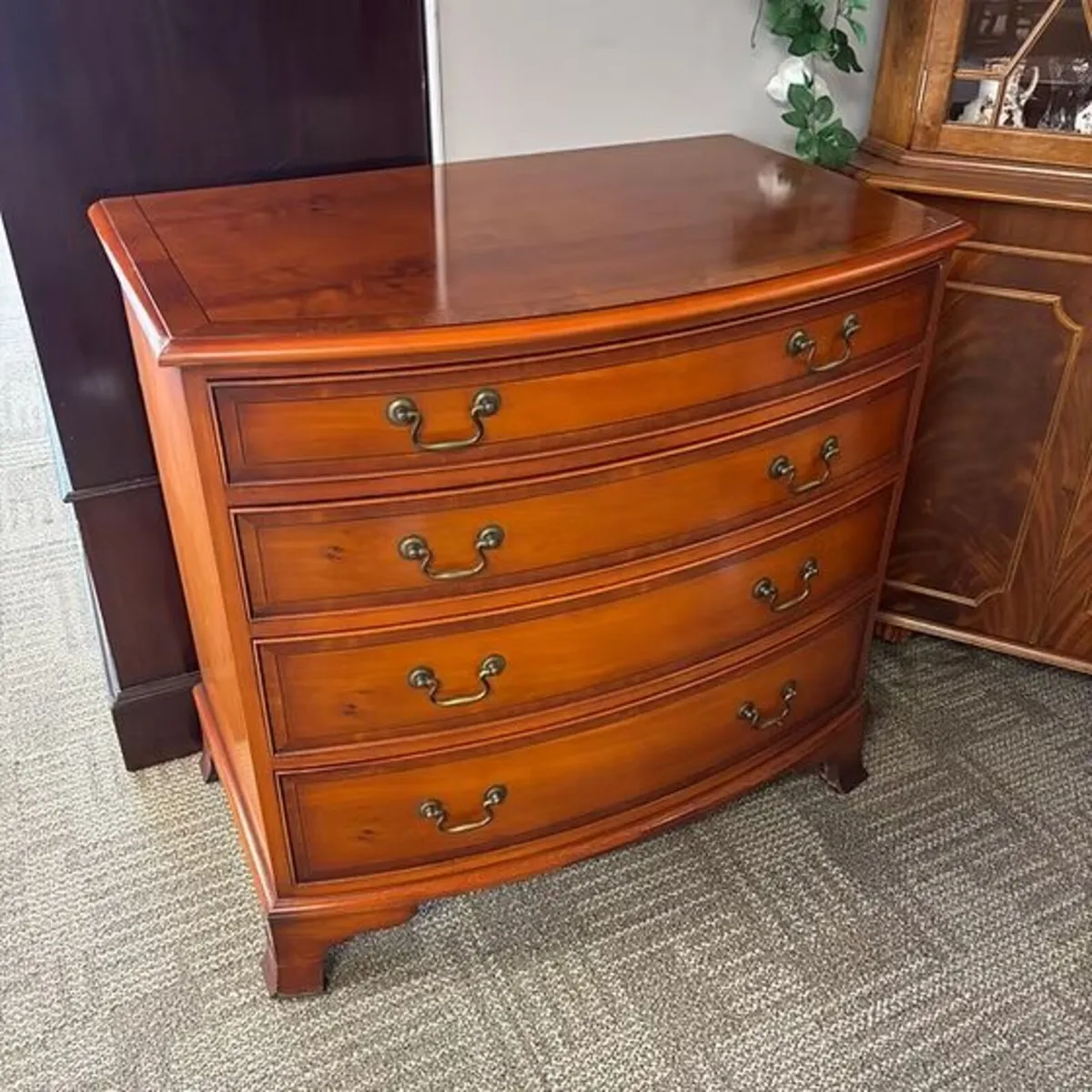 Serpentine chest of four drawers, beautiful curved
