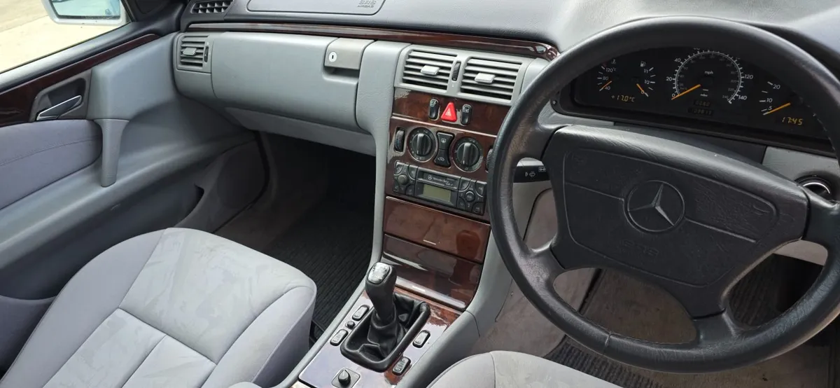 Mercedes-Benz E-Class 1996 - Image 4