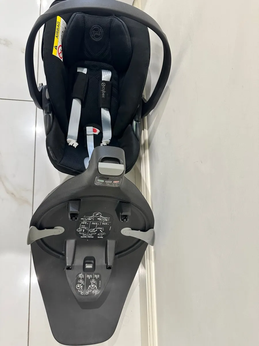Cybex Cloud T Car Seat and base station - Image 2