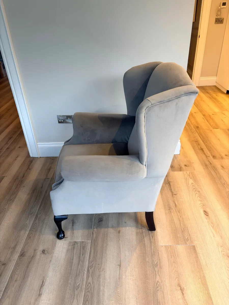 Deluxe Armchair - Image 1