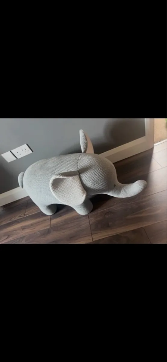 Knitted elephant stool - Image 1