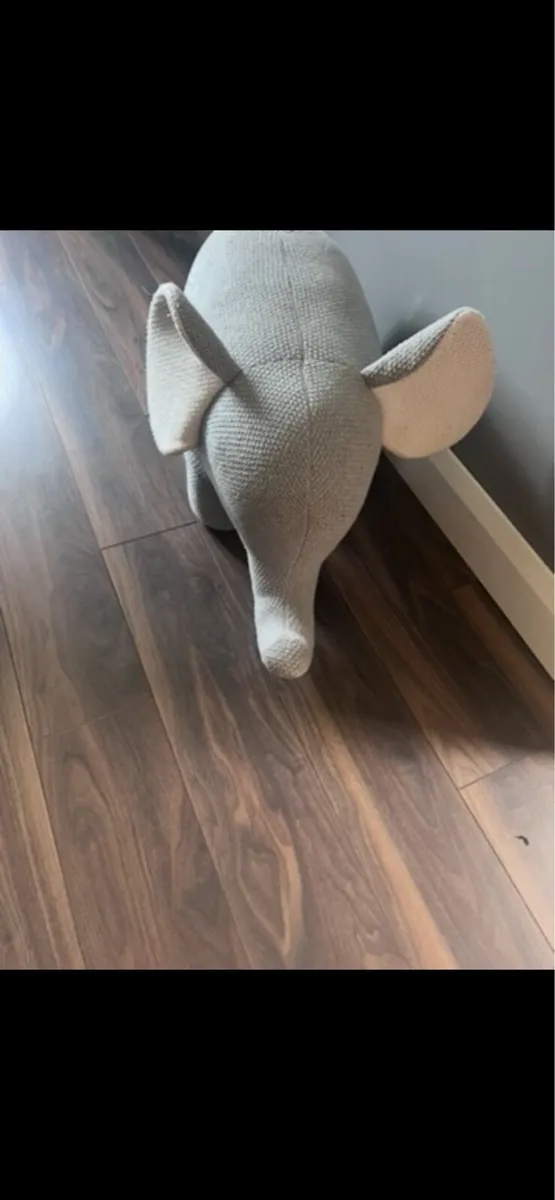 Knitted elephant stool - Image 3